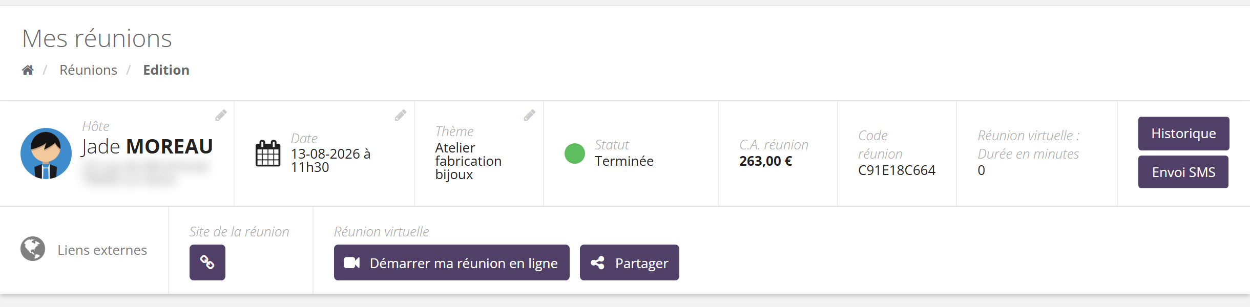 En-tête de la fiche réunion : Hôte avec le nom de l'hôtesse et son adresse floutée, Date, Thème, Statut, C.A. réunion, Code réunion, boutons Historique et Envoi SMS ; en dessous, la ligne Liens externes avec Site de la réunion et Réunion virtuelle